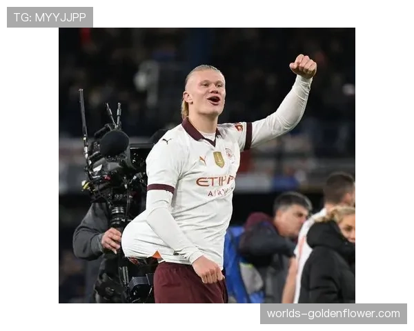 特写瞬间：德布劳内精准长传找到哈兰德，后者停球稍大被诺伊尔出击破坏